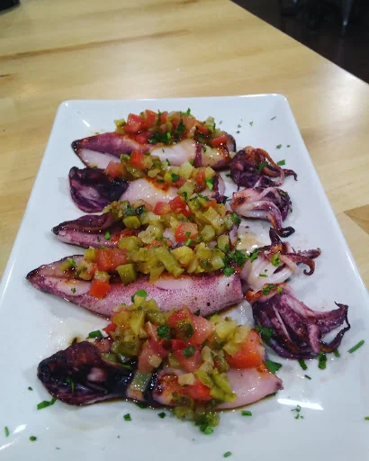 Calamares a la plancha con pico de gallo